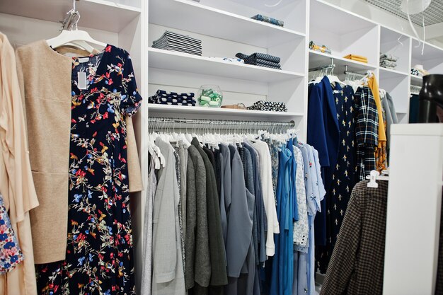 Ensemble de vêtements colorés féminins sur les étagères du magasin de vêtements toute nouvelle boutique moderne