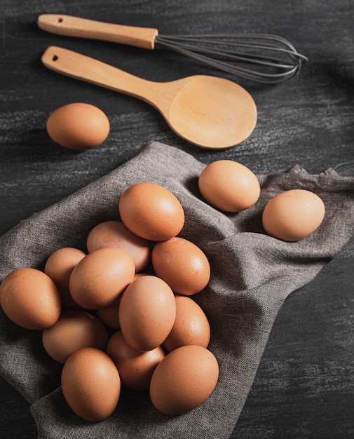 Ensemble vue de dessus des oeufs et des ustensiles de cuisine