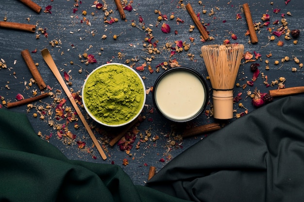 Photo gratuite ensemble vue de dessus de thé matcha asiatique avec des bâtons de cannelle