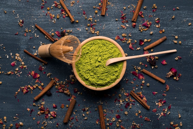 Photo gratuite ensemble de vue de dessus d'ustensiles de thé matcha asiatique thé