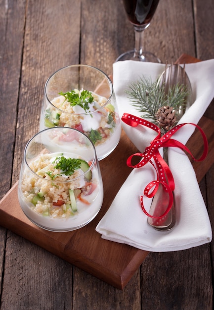 Photo gratuite ensembles de coutellerie et deux bols en verre avec du riz