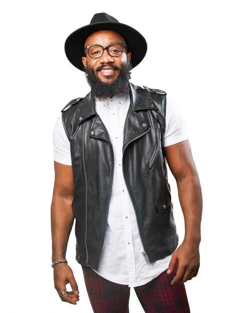 Enthousiaste homme avec un chapeau posant