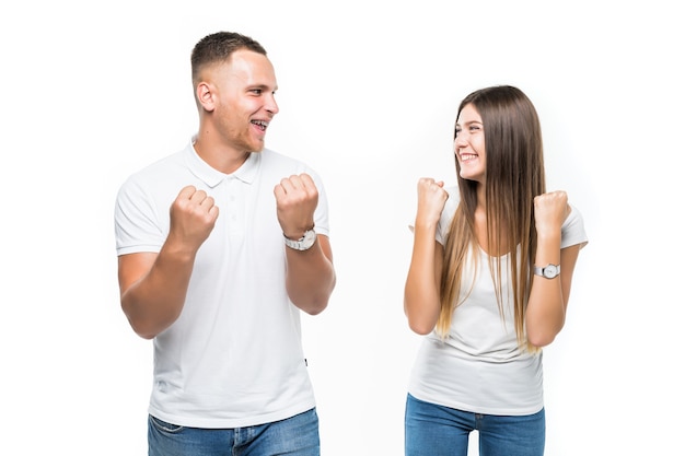 Photo gratuite enthousiaste jeune couple succès succès concept isolé sur blanc