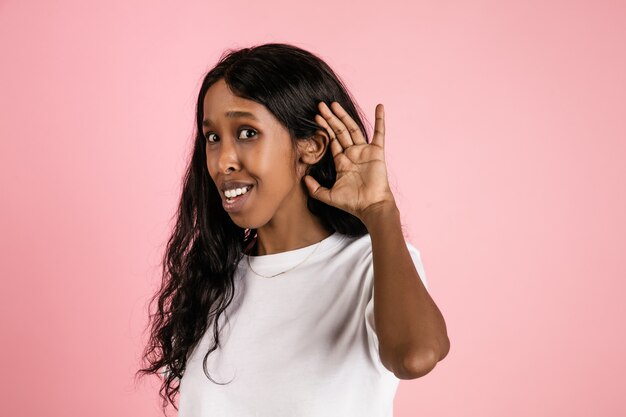 Enthousiaste jeune femme afro-américaine isolée sur l'espace corallien, émotionnelle et expressive