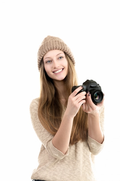 Photo gratuite enthousiaste jeune femme à l'aide de son appareil photo