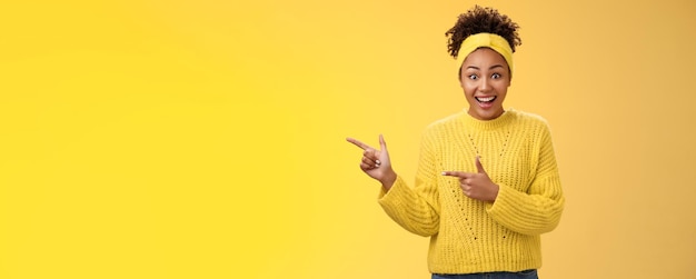 Photo gratuite enthousiaste jeune fille noire du millénaire ne peut pas croire du vrai promo écarquiller les yeux souriant surpris winn