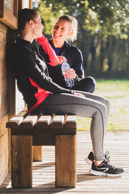 Enthousiaste sportives assis sur un banc en bois