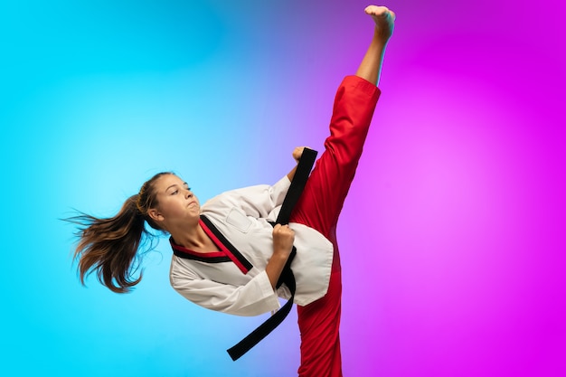 Photo gratuite entraine toi. karaté, fille de taekwondo avec ceinture noire