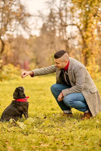 Entrainement de chien. Un homme dresse son chien dans le parc