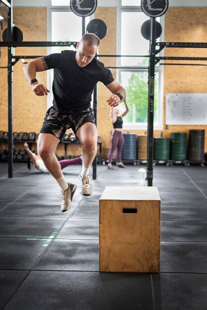 Entraînement complet de l'homme au gymnase