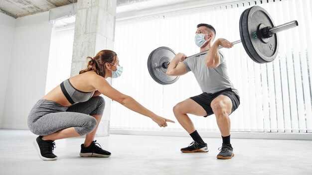 Entraînement complet homme et femme avec des masques