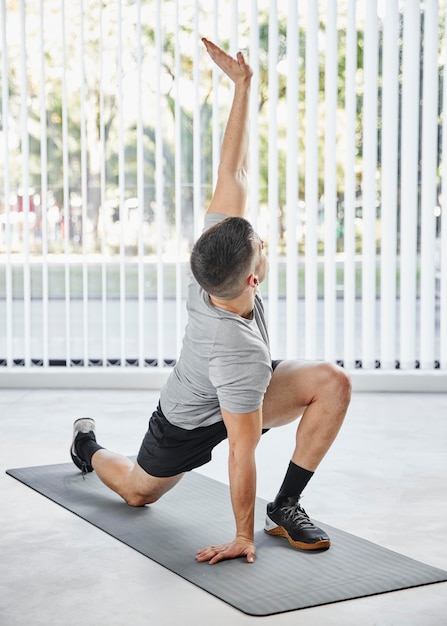 Entraînement complet de l'homme sur un tapis de yoga