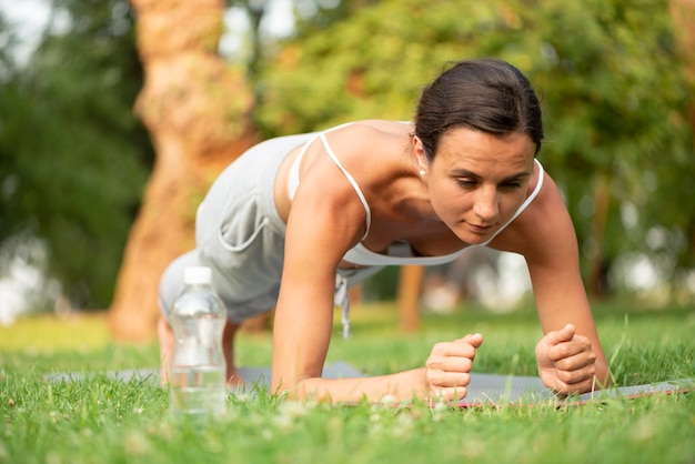 Photo gratuite entraînement complet de planches femme