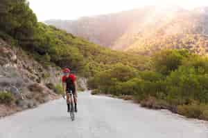 Photo gratuite entraînement cycliste masculin avec vélo à l'extérieur