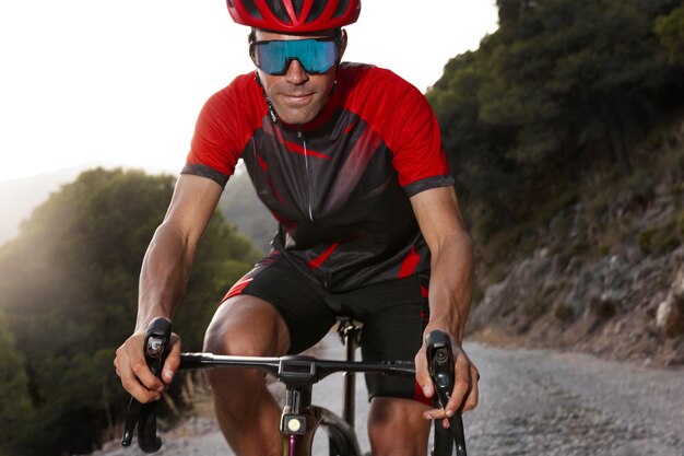 Entraînement cycliste masculin avec vélo à l'extérieur