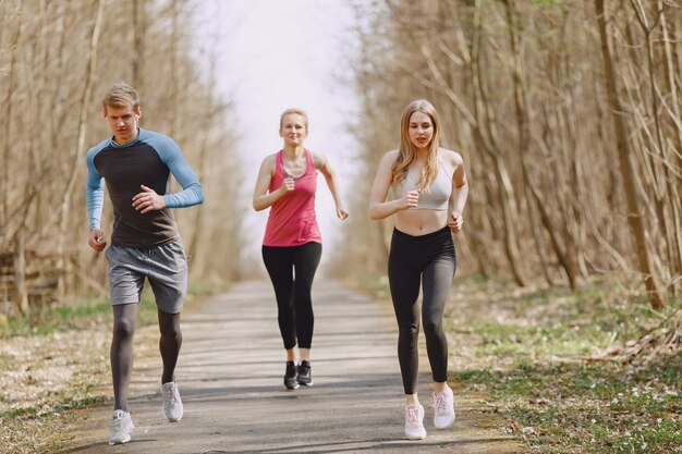 Entraînement familial sportif dans une forêt d'été