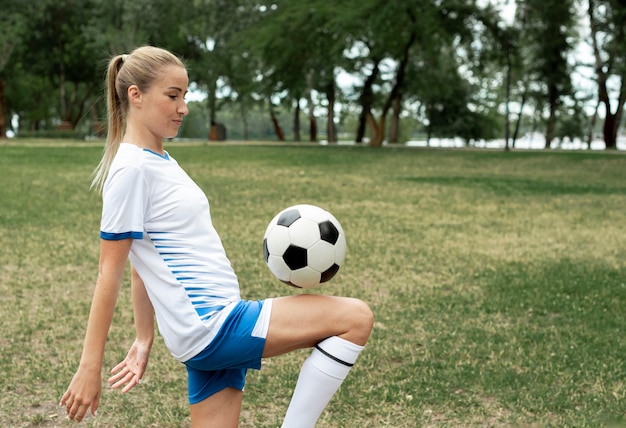 Entraînement de femme coup moyen avec ballon