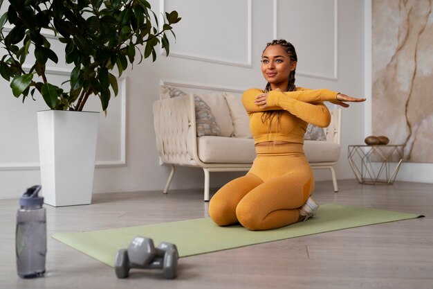 Photo gratuite entraînement de femme plein coup sur tapis