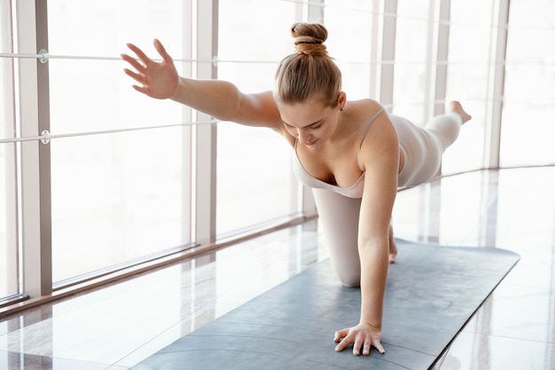 Entraînement de femme plein coup