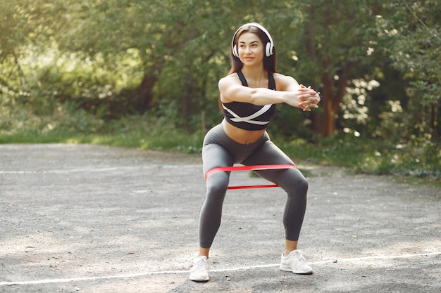 Entraînement de fille sportive avec des élastiques de sport