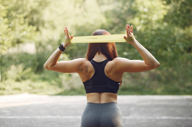 Entraînement de fille sportive avec des élastiques de sport