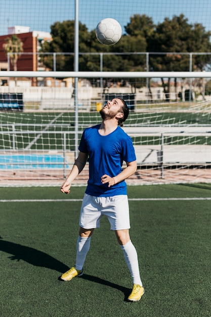 Photo gratuite entraînement de footballeur