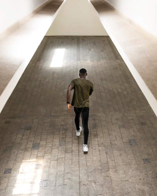 Photo gratuite entraînement de l'homme à l'intérieur