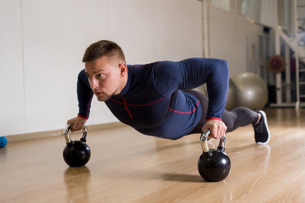 Entraînement avec des kettlebells