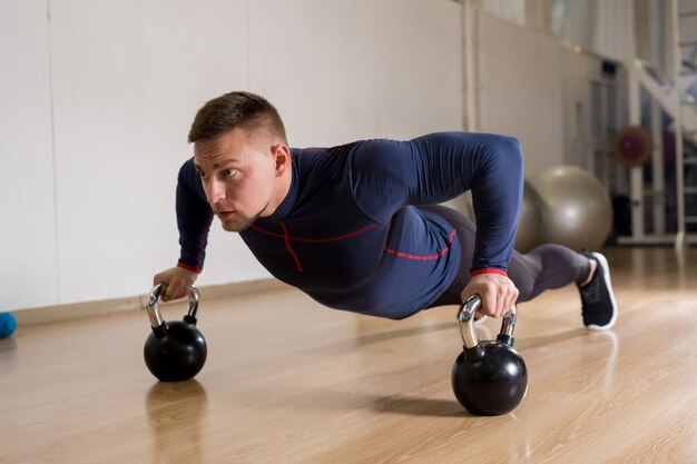 Entraînement avec des kettlebells