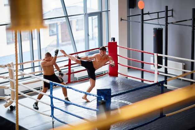 Entraînement de kickboxing en ring