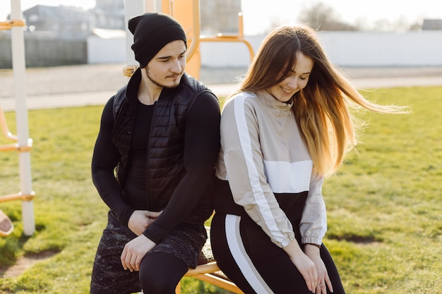 Entraînement de remise en forme d'amis ensemble à l'extérieur vivant actif en bonne santé