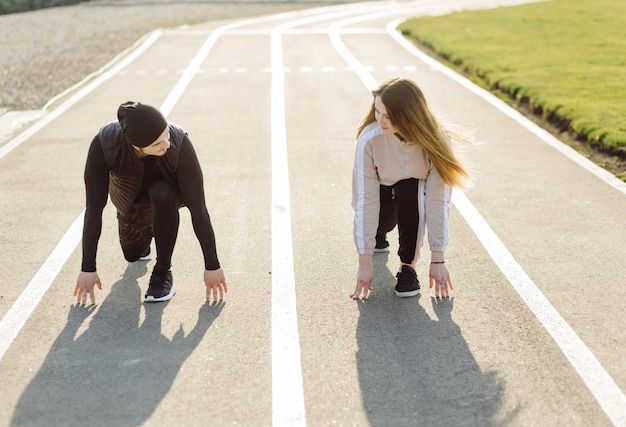 Entraînement de remise en forme d'amis ensemble à l'extérieur vivant actif en bonne santé