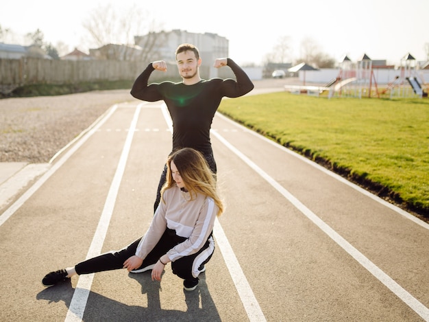 Entraînement de remise en forme d'amis ensemble à l'extérieur vivant actif en bonne santé