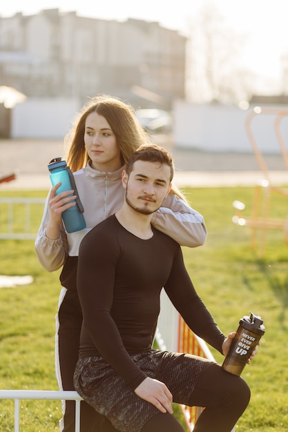 Entraînement de remise en forme d'amis ensemble à l'extérieur vivant actif en bonne santé