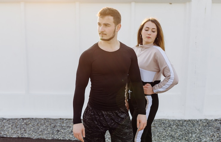 Photo gratuit entraînement de remise en forme d'amis ensemble à l'extérieur vivant actif en bonne santé