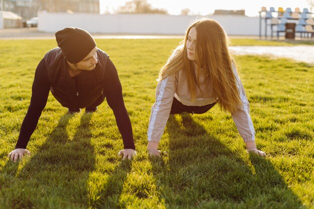 Entraînement de remise en forme d'amis ensemble à l'extérieur vivant actif en bonne santé