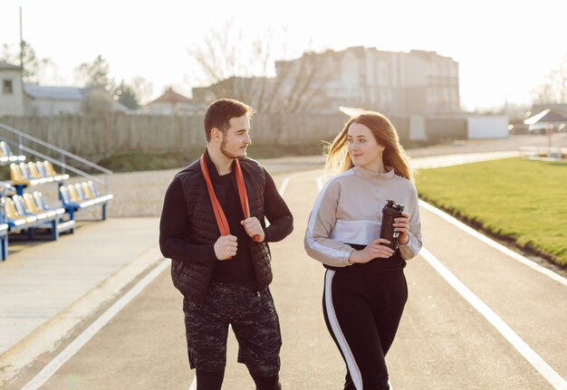 Entraînement de remise en forme d'amis ensemble à l'extérieur vivant actif en bonne santé