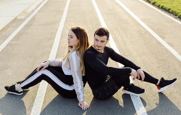 Entraînement de remise en forme d'amis ensemble à l'extérieur vivant actif en bonne santé