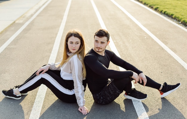 Entraînement de remise en forme d'amis ensemble à l'extérieur vivant actif en bonne santé