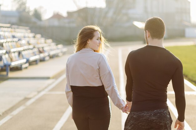 Entraînement de remise en forme d'amis ensemble à l'extérieur vivant actif en bonne santé