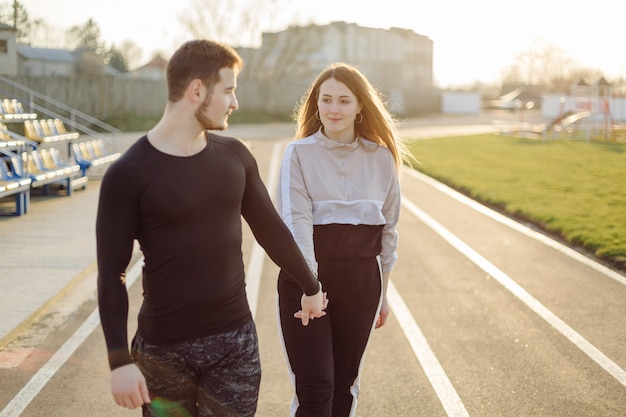 Entraînement de remise en forme d'amis ensemble à l'extérieur vivant actif en bonne santé