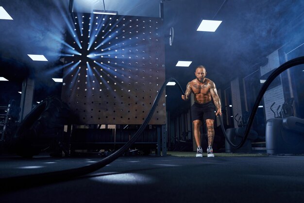 Entraînement sportif musclé avec des cordes