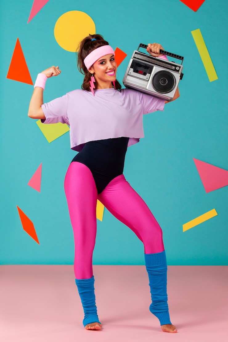 Photo gratuit entraîneur des années 80 faisant des exercices