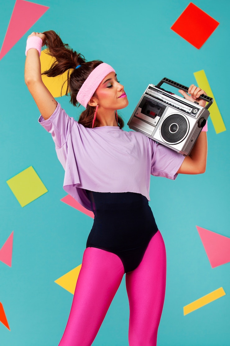 Photo gratuit entraîneur des années 80 faisant des exercices