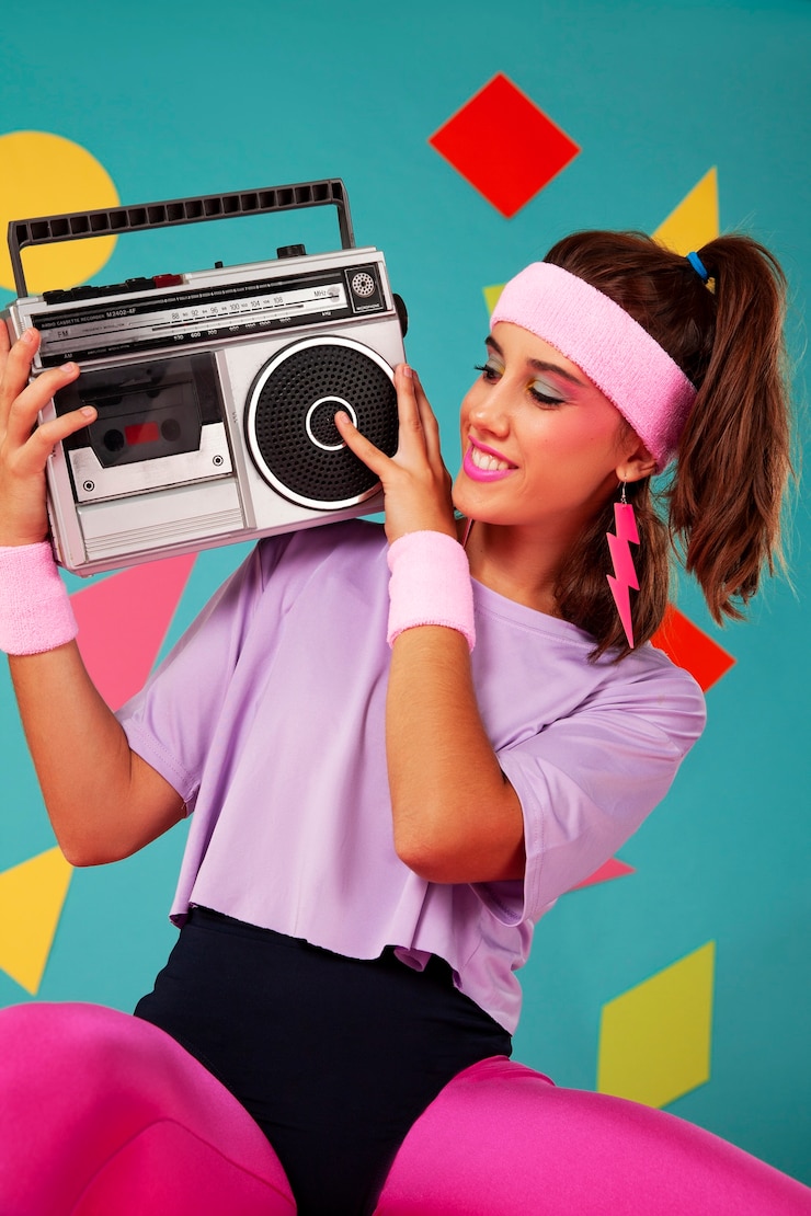 Photo gratuit entraîneur des années 80 faisant des exercices