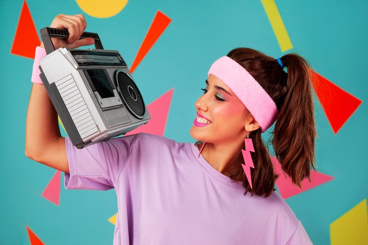 Photo gratuit entraîneur des années 80 faisant des exercices