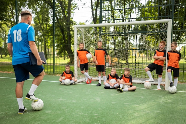 Entraîneur de football enseignant à ses élèves