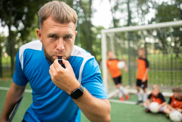Photo gratuit entraîneur de football enseignant à ses élèves