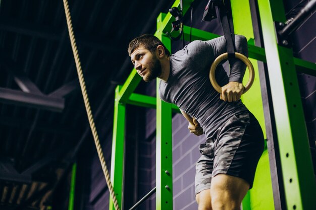 Entraîneur masculin exerçant au gymnase