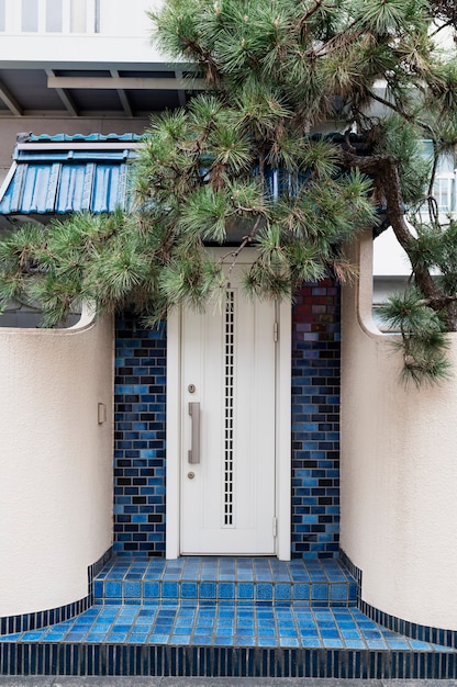 Photo gratuite entrée de maison culture japonaise avec arbre